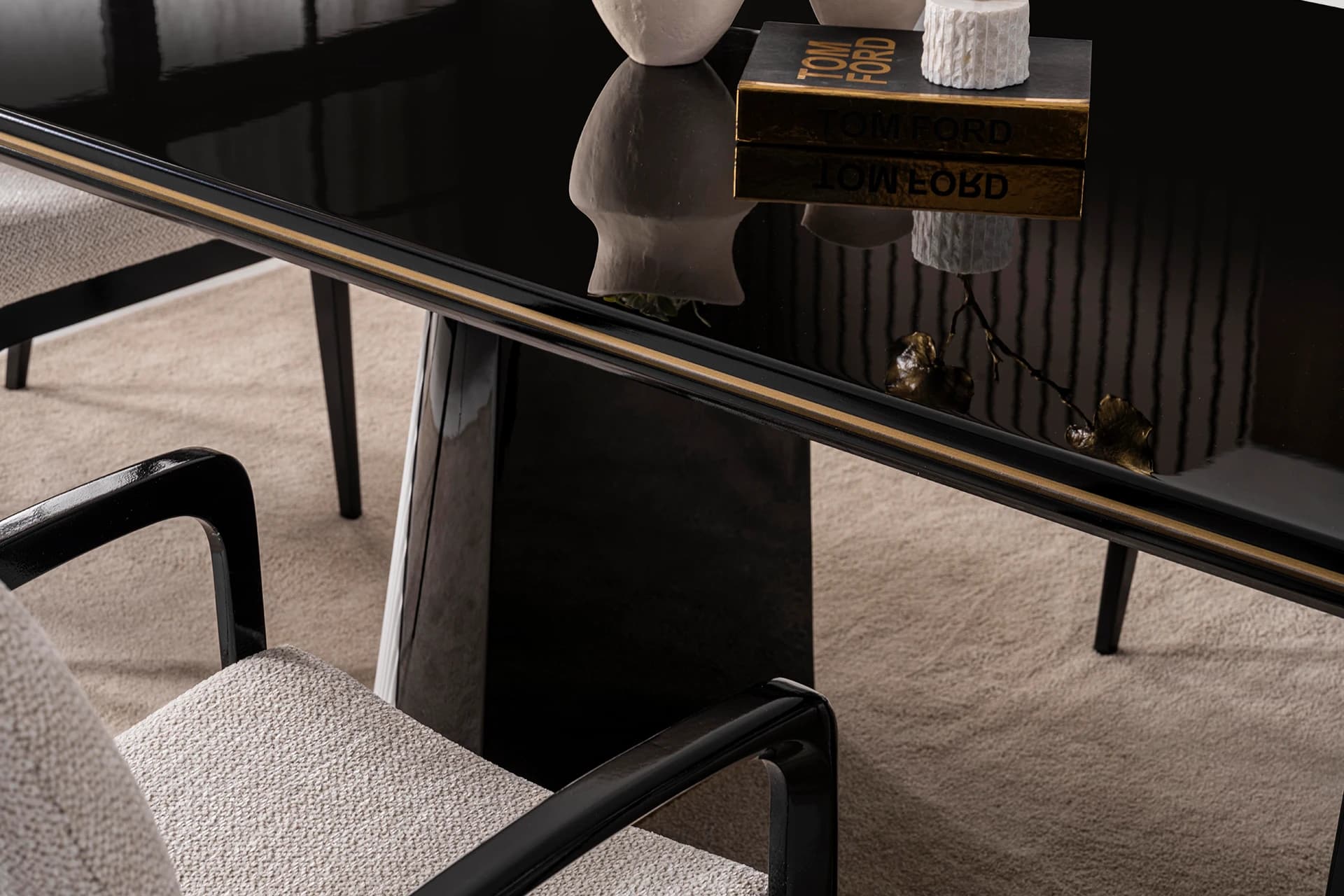 Lizbon Dining Room Table Detail